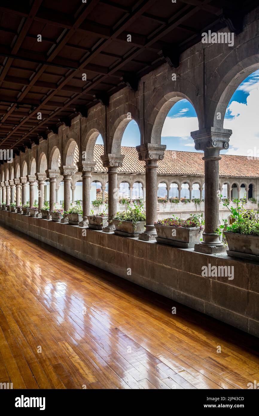 Flur, Bögen und Säulen, Ausstellungshalle, Coricancha, Convento de Santo Domingo del Cusco, Cusco, Peru Stockfoto