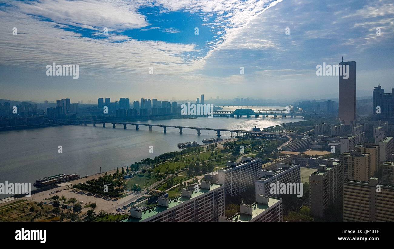 Die wunderschöne Stadt Seoul in Korea mit dem Fluss Hangang im Hintergrund und dem wolkenblauen Himmel darüber Stockfoto