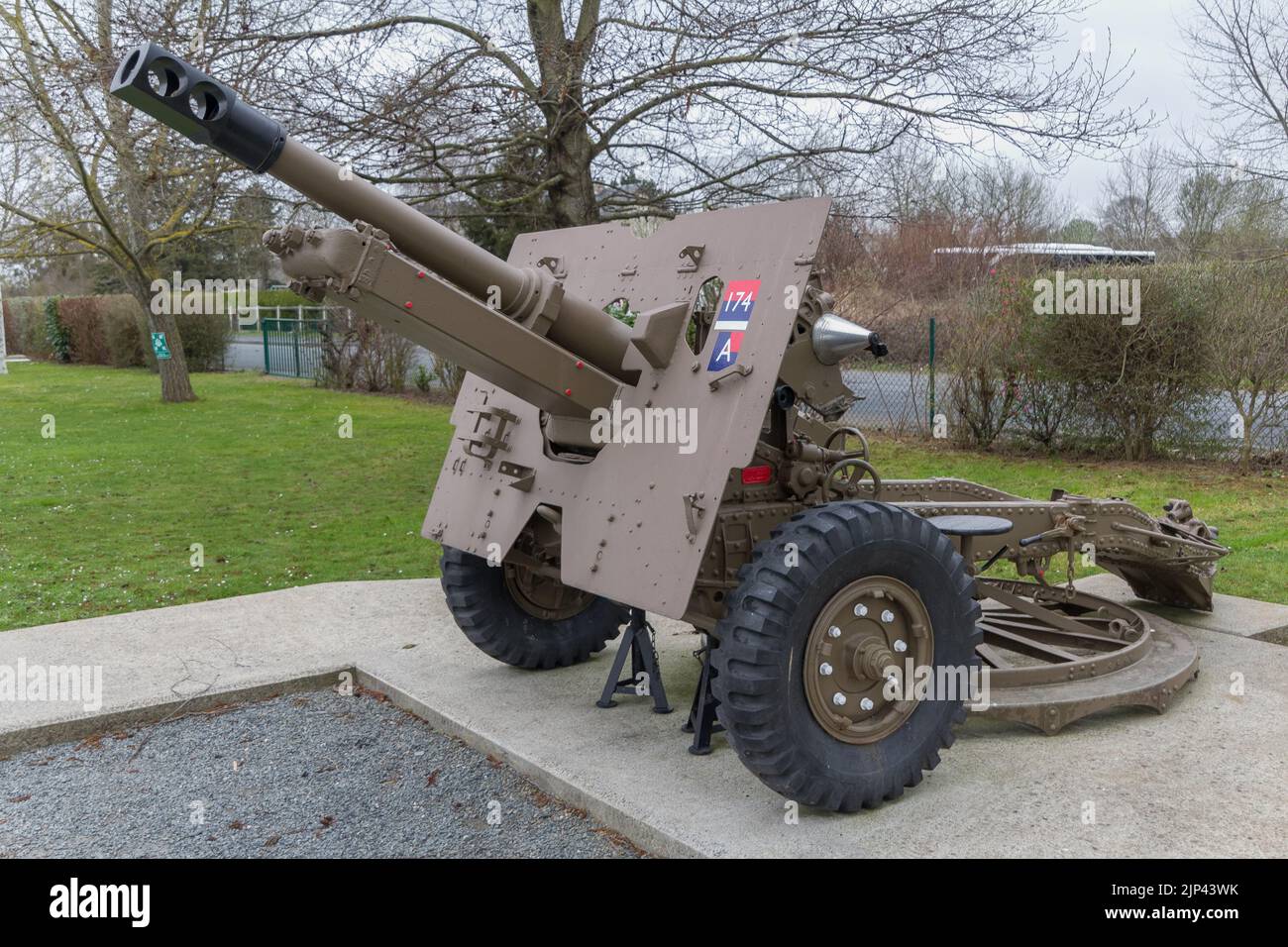 Ein altes Artilleriestück im Pegasus Memorial Museum in Ranville in der Basse-Normandie Stockfoto