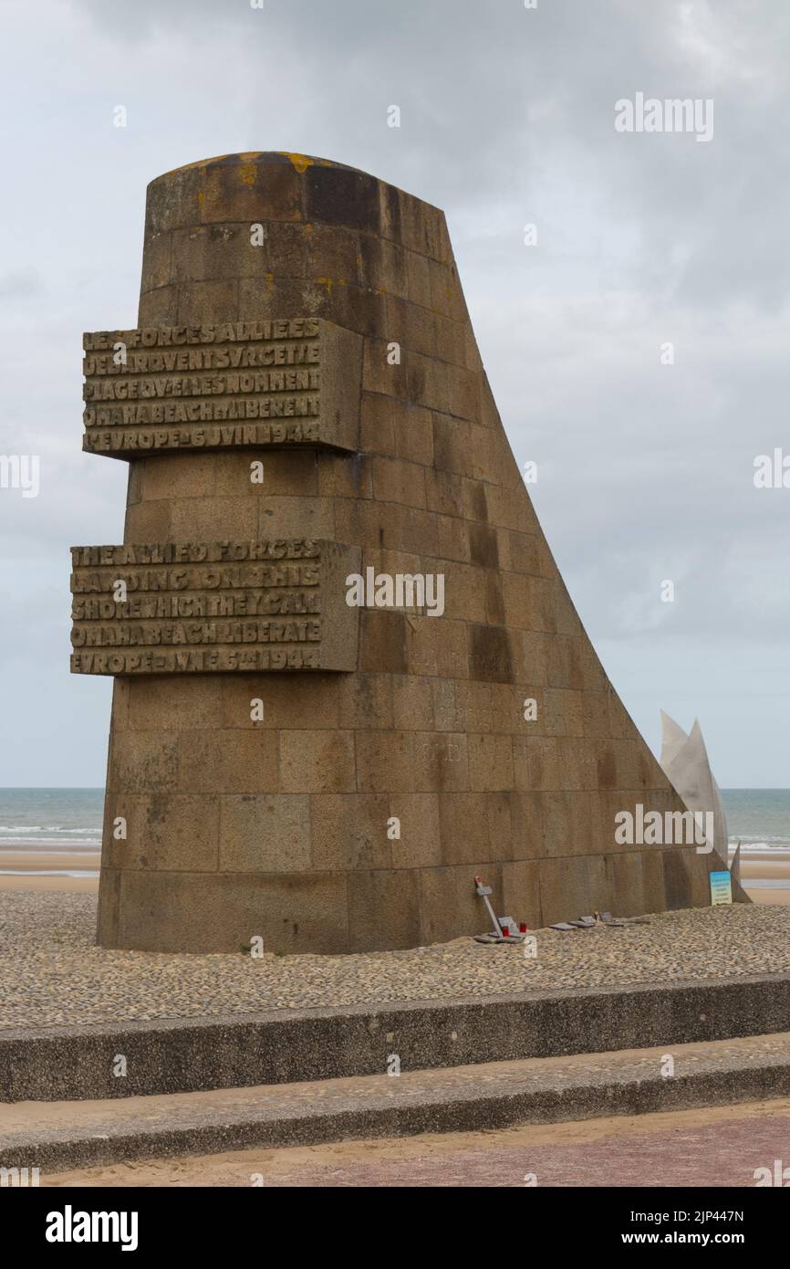 Eine vertikale Aufnahme eines Denkmals zur Erinnerung an die gefallenen Soldaten am Strand von Omaha, Normandie, Frankreich Stockfoto