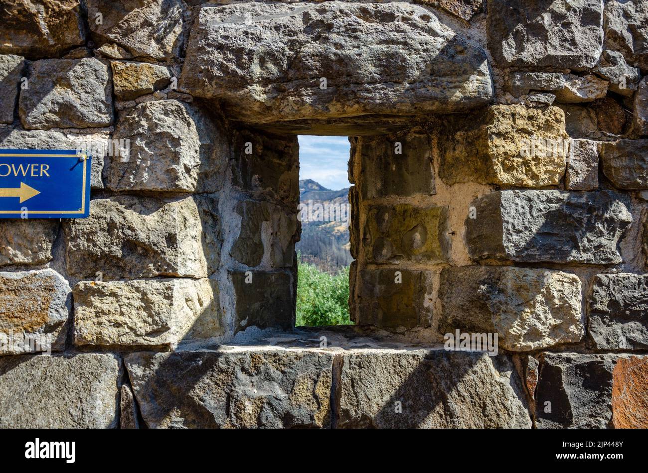 Ein Pfeil schlitzt in die Wand des Schlosses von Castello di Amorosa, einem Weingut im Napa Valley in Kalifornien, USA, wo Sie Weinproben machen können Stockfoto