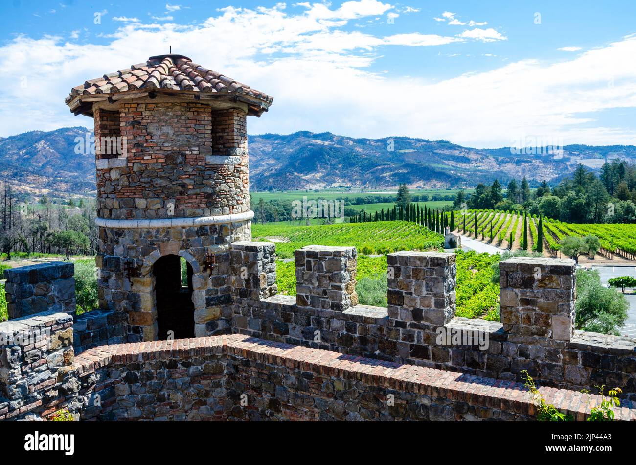 Castello di Amorosa, eine Weinkellerei in einem verspotteten toskanischen Schloss im Napa Valley in Kalifornien, USA, wo Sie Weinproben machen können Stockfoto