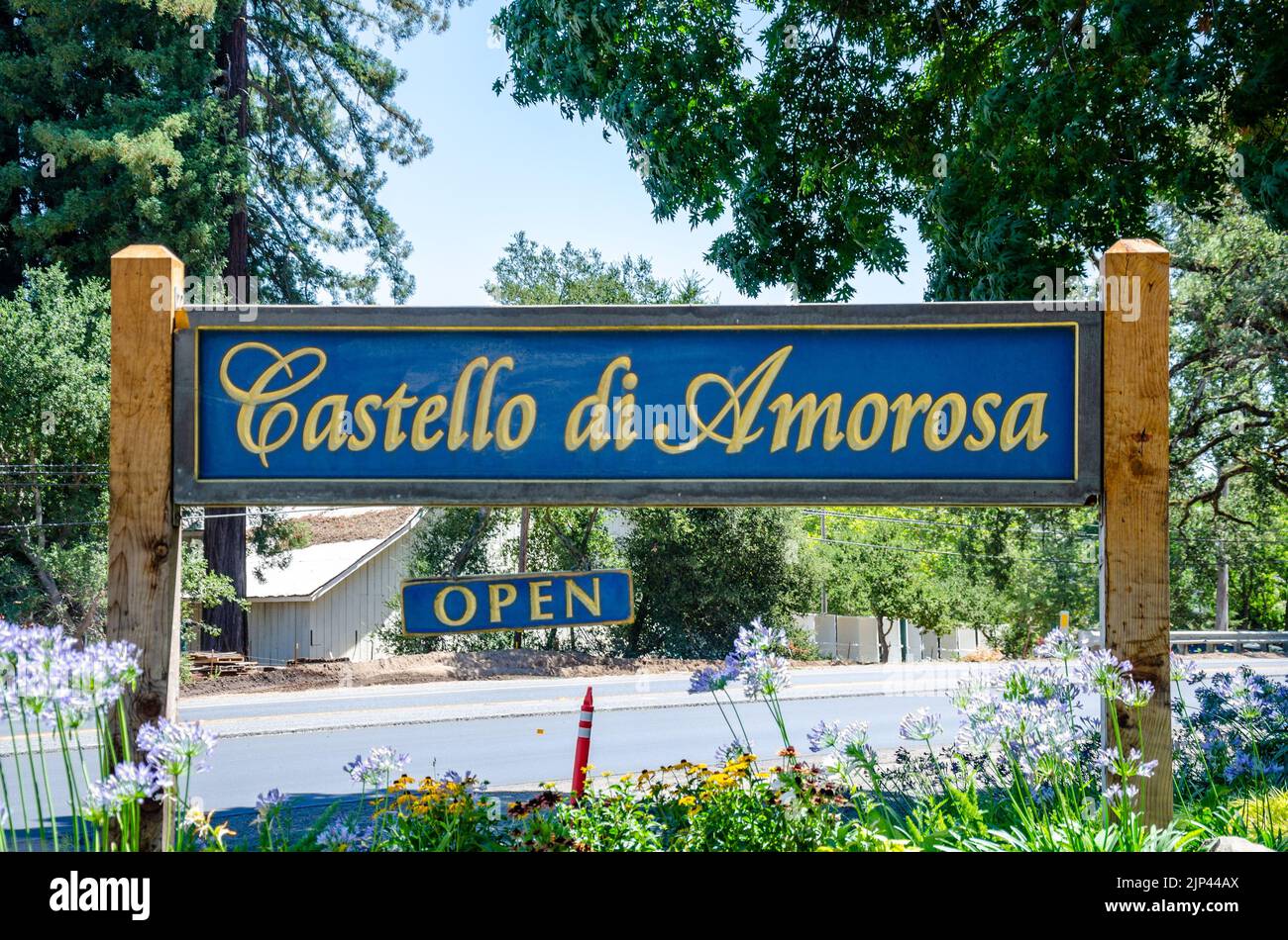 Schild am Eingang zum Castello di Amorosa, einem Weinberg im Napa Valley in Kalifornien, USA, wo Sie Weinproben machen können Stockfoto