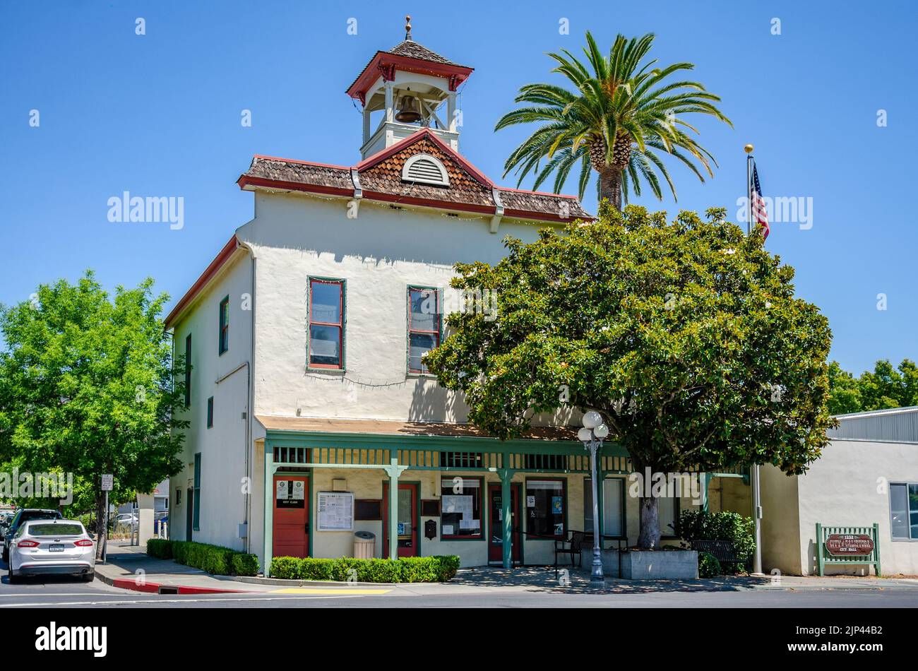 City of Calisoga Town Hall, ein attraktives weißes Gebäude mit einem Glockenturm im Napa Valley, Kalifornien, USA Stockfoto