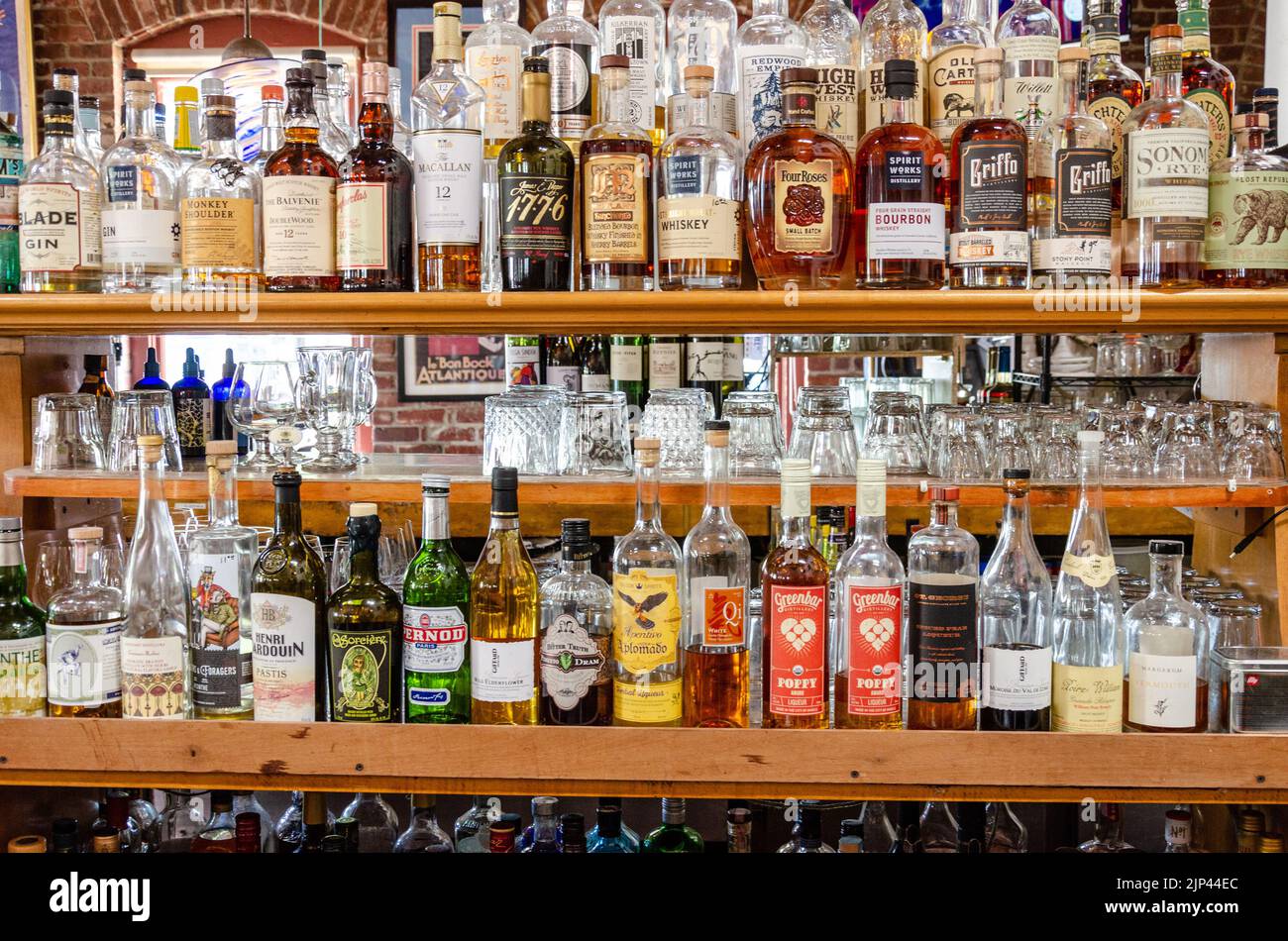 Flaschen mit Spirituosen und alkoholischen Getränken an einer Bar in Kalifornien, USA Stockfoto