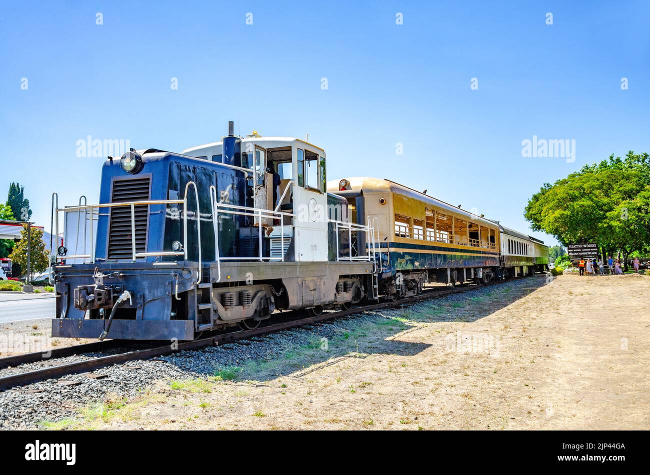 Der Napa Valley Wine Train bringt Besucher zu lokalen Weinkellereien und Weinbergen in Kalifornien, USA Stockfoto