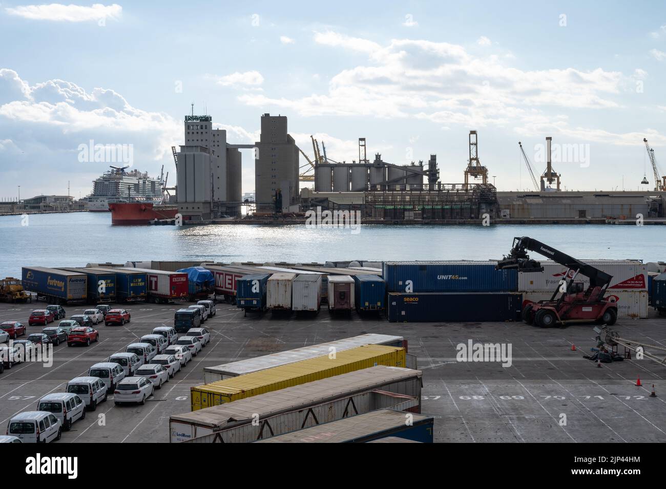 Der Hafen von Barcelona, Be- und Entladedock mit Container-LKW und Anhänger Stockfoto