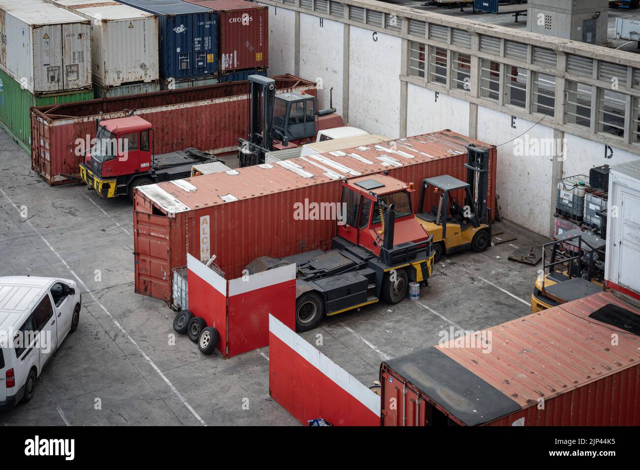 Der Hafen von Barcelona, Be- und Entladedock mit Container-LKW und Anhänger Stockfoto