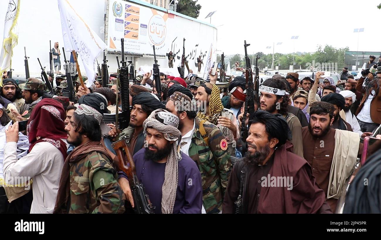 Kandahar, Afghanistan. 15. August 2022. Taliban-Soldaten veranstalten am Montag, dem 15. August 2022, in Kabul, Afghanistan, eine Waffenparade entlang einer Straße anlässlich des ersten Jahrestages der Rückkehr der Taliban an an die Macht. Foto von Shekib Mohammadyl/UPI Credit: UPI/Alamy Live News Stockfoto