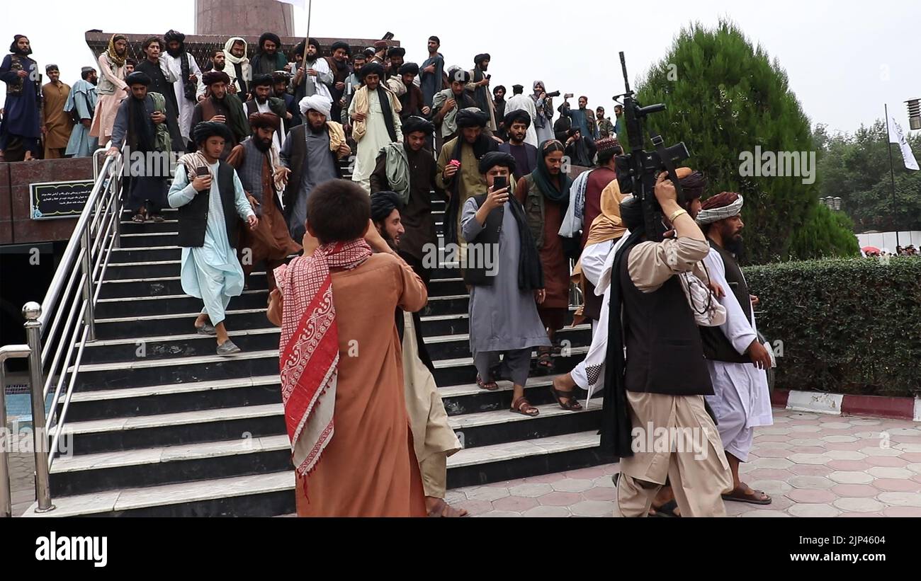 Kandahar, Afghanistan. 15. August 2022. Die Taliban und ihre Anhänger veranstalteten am Montag, den 15. August 2022, eine Demonstration zur Unterstützung des ersten Jahrestages der Taliban-Herrschaft in Kandahar, Afghanistan. Foto von Shekib Mohammadyl/UPI Credit: UPI/Alamy Live News Stockfoto