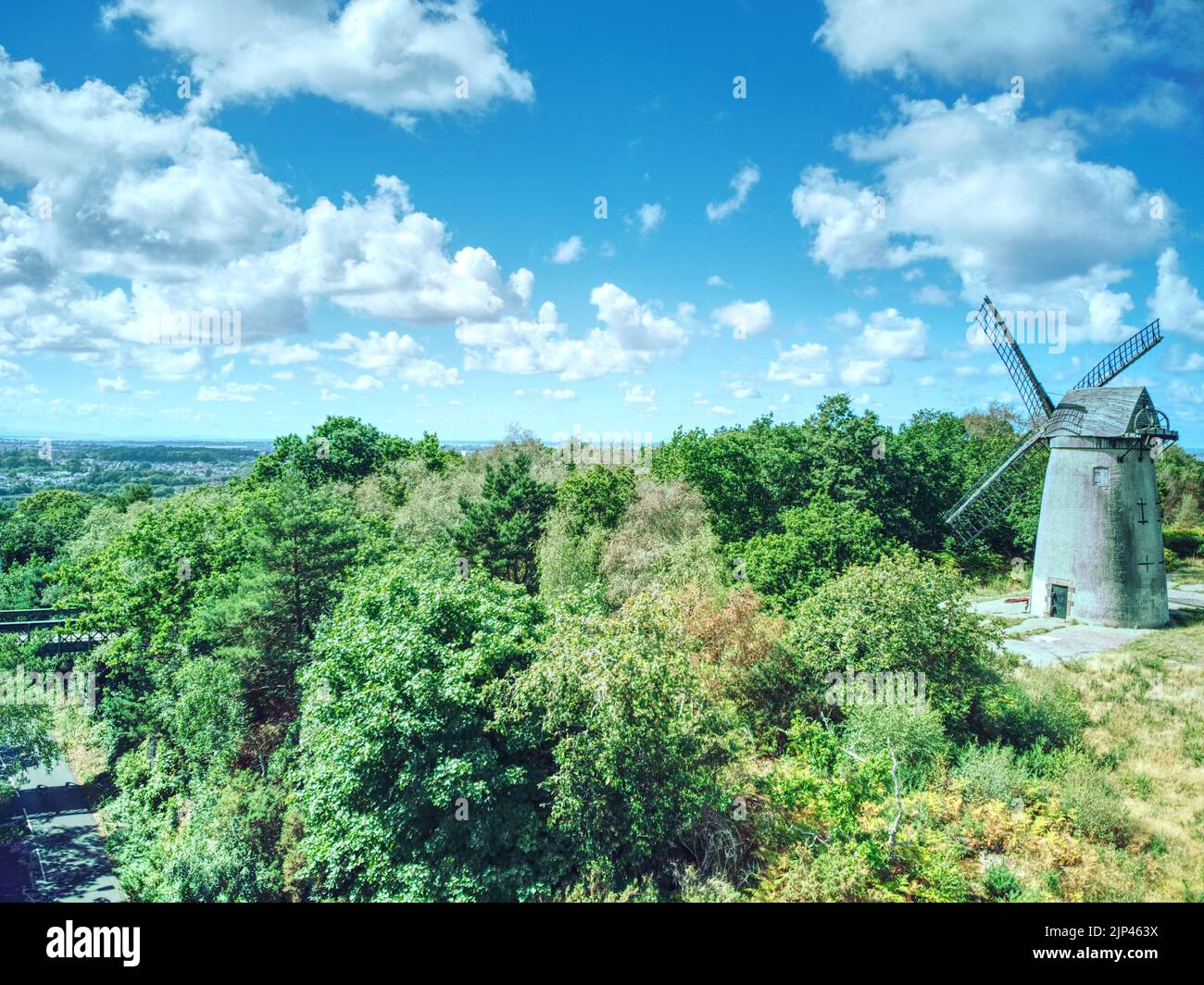 Bidston Windmill Birkenhead wirral bei einem Drohnenschuss am Sommertag Stockfoto