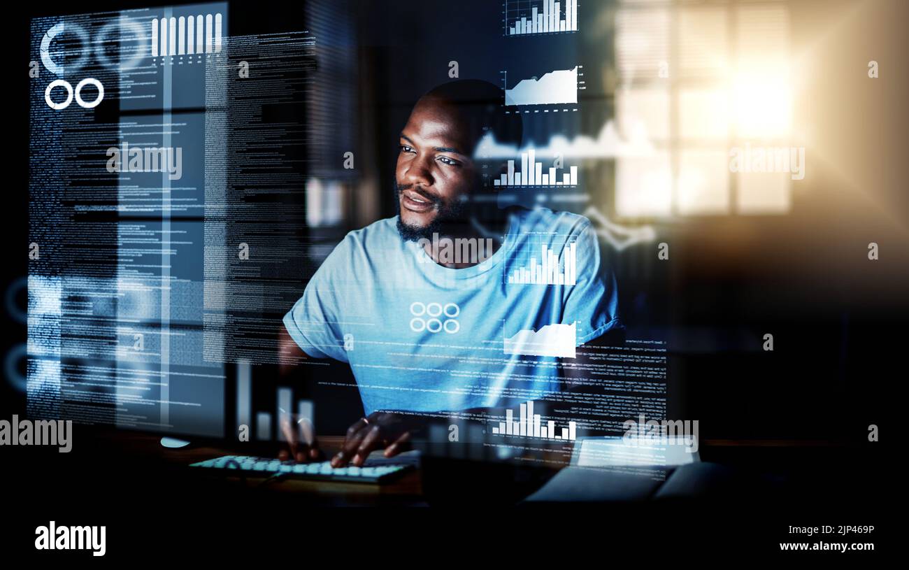 Computerprogrammierer, Softwareentwickler oder Ingenieur, die nachts an einer Computerdatenbank mit futuristischen CGI-Grafikdaten arbeiten. Männliche Information Stockfoto