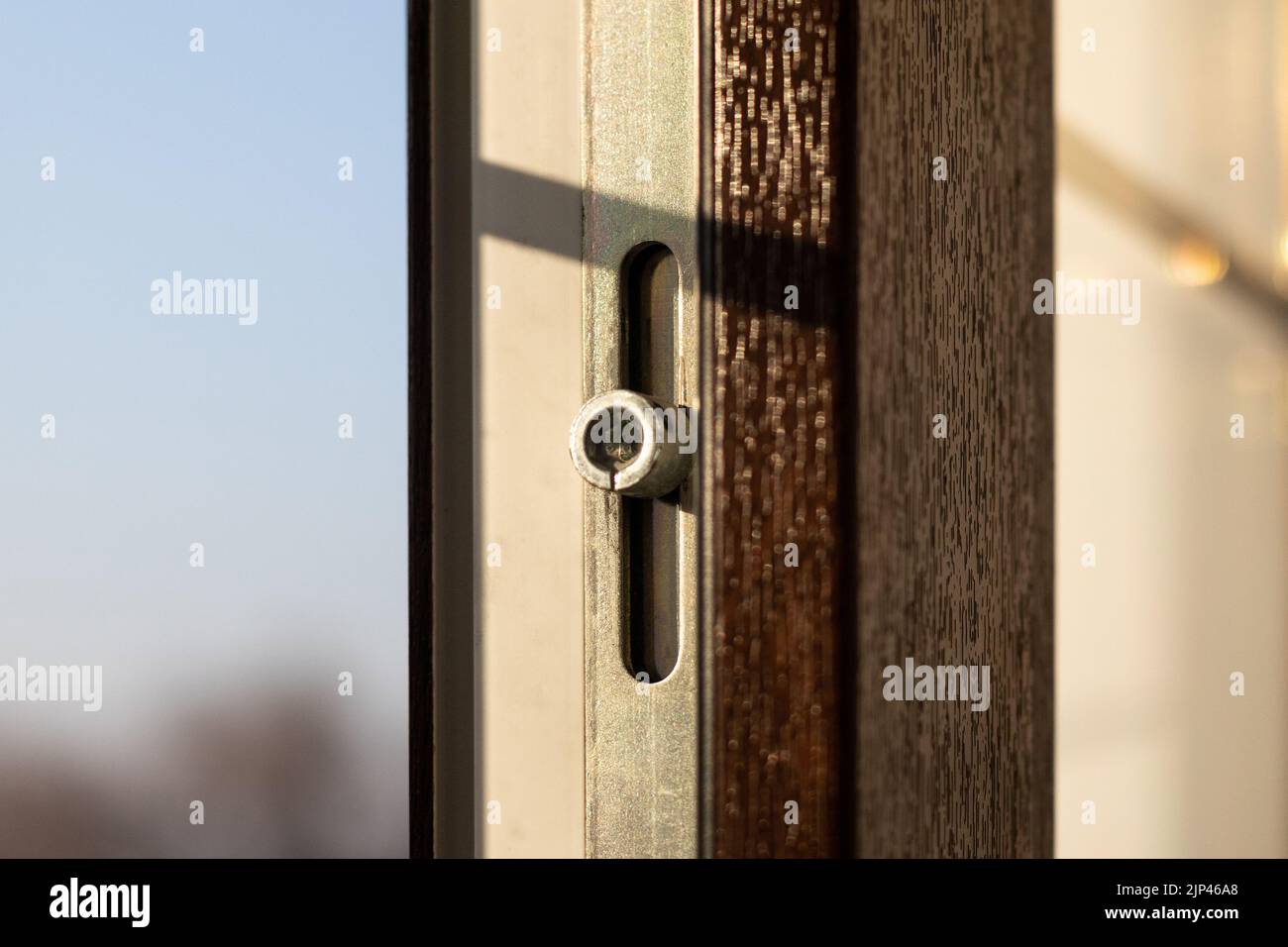 Nahaufnahme des Verriegelungsmechanismus eines Kunststofffensters Stockfoto