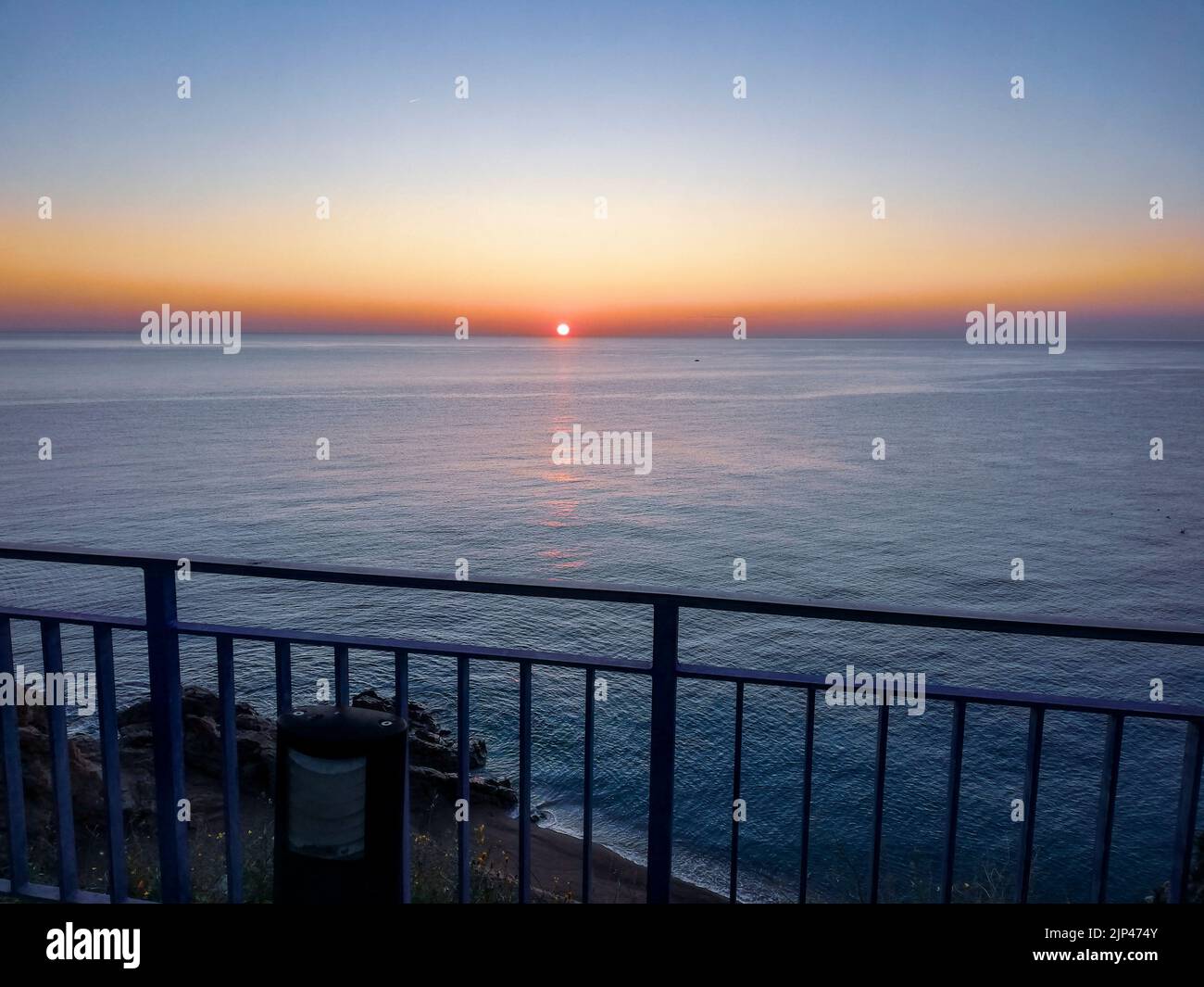 Amanecer / Down / Mittelmeer / Sant Pol, El Maresme, Spanien Stockfoto