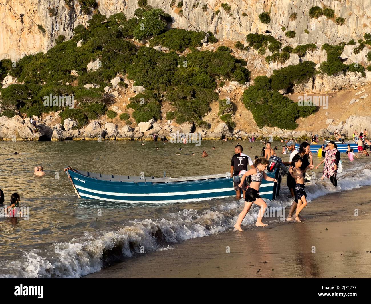 Eine Gruppe von Menschen genießen ihren Sommerurlaub am Strand Stockfoto