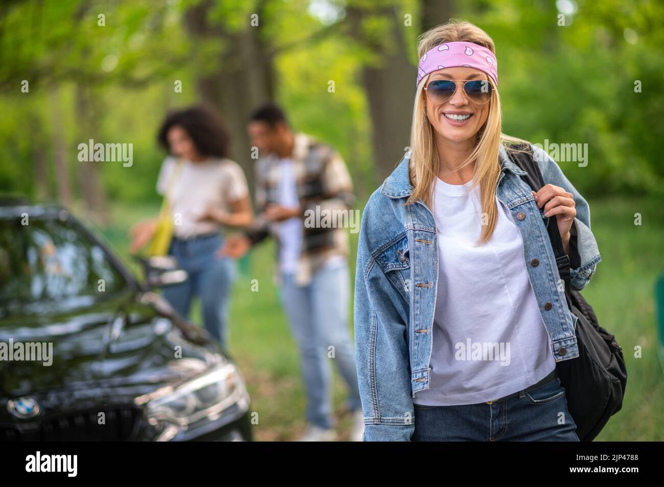 Eine Gruppe von Freunden im Wald fühlt sich fröhlich Stockfoto