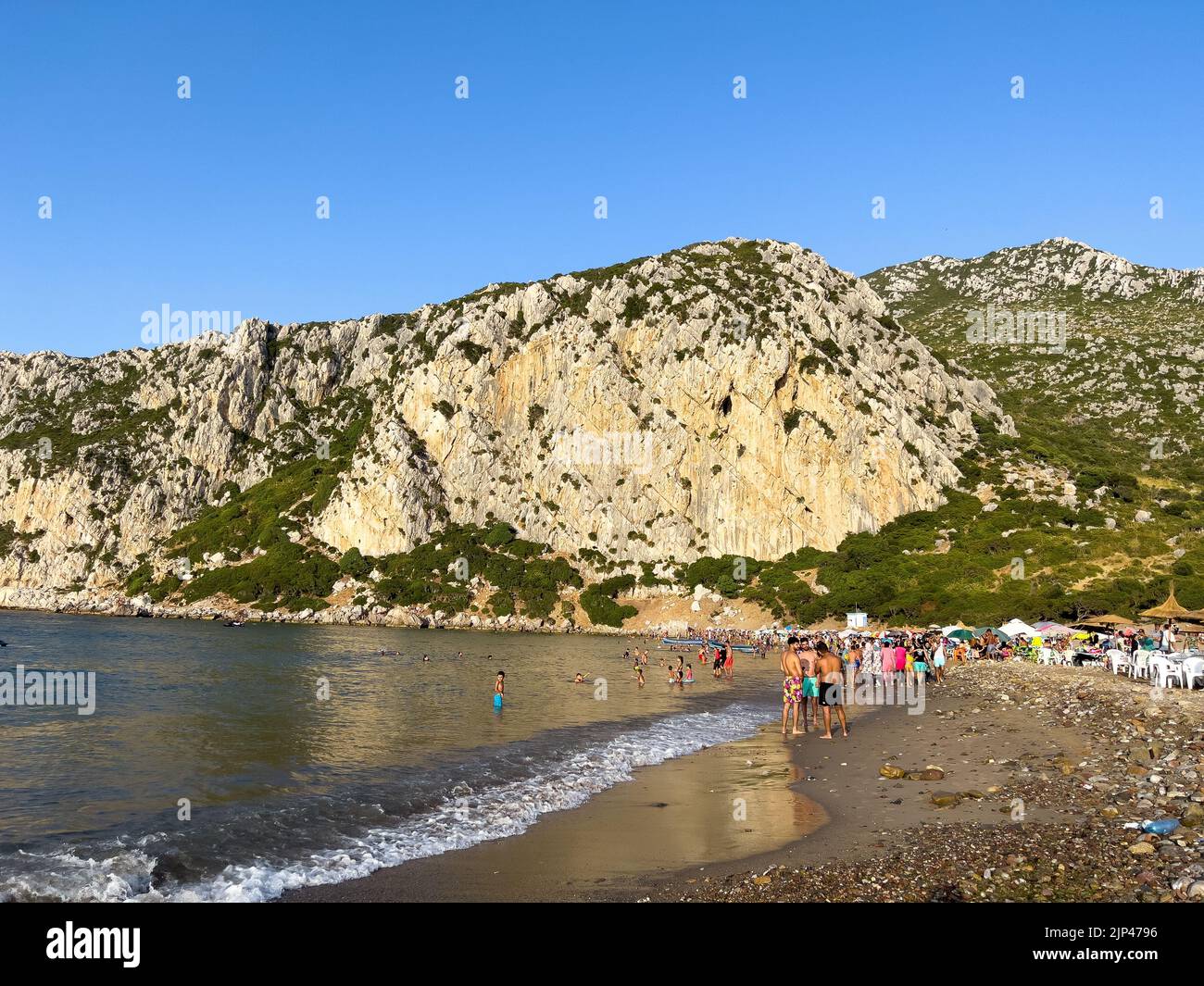 Eine Gruppe von Menschen genießen ihren Sommerurlaub am Strand Stockfoto