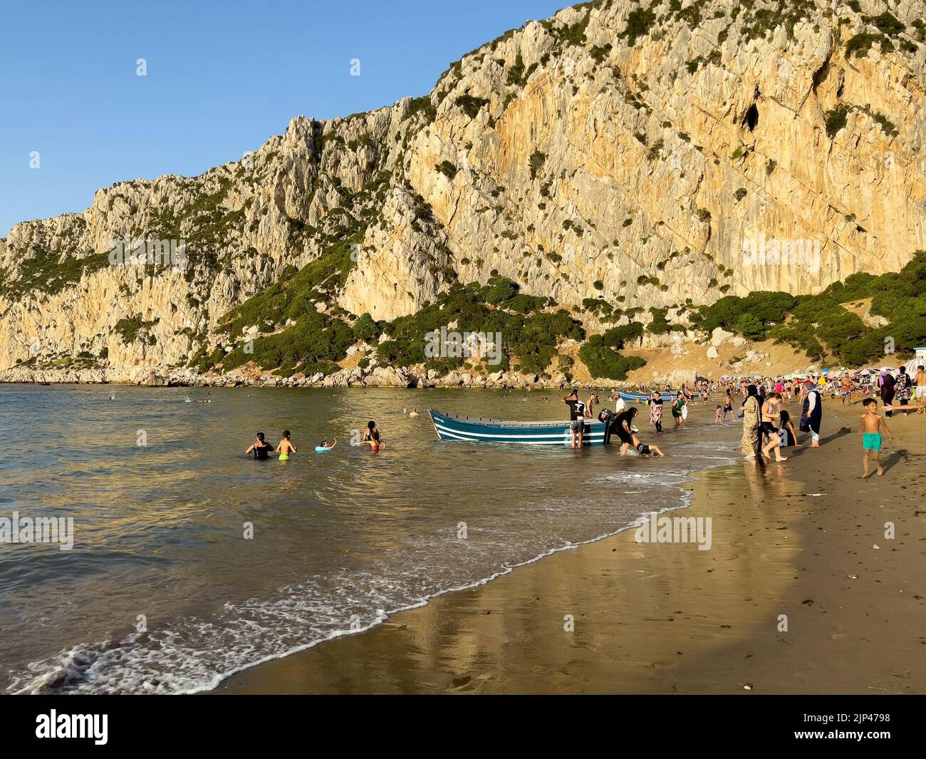 Eine Gruppe von Menschen genießen ihren Sommerurlaub am Strand Stockfoto