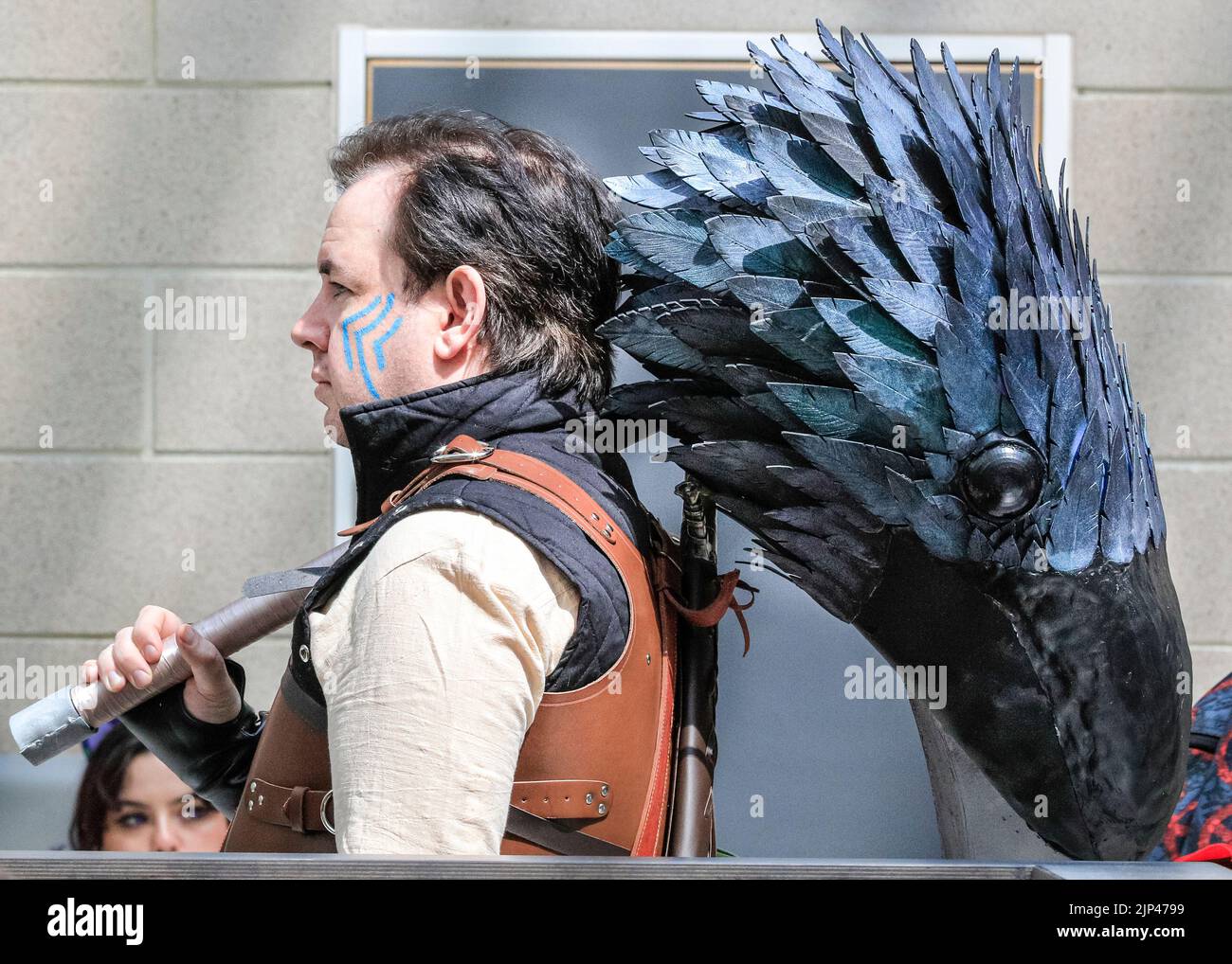 Cosplayer trägt den Kopf eines Raben oder eines anderen Vogels, Comic Con London, Großbritannien Stockfoto