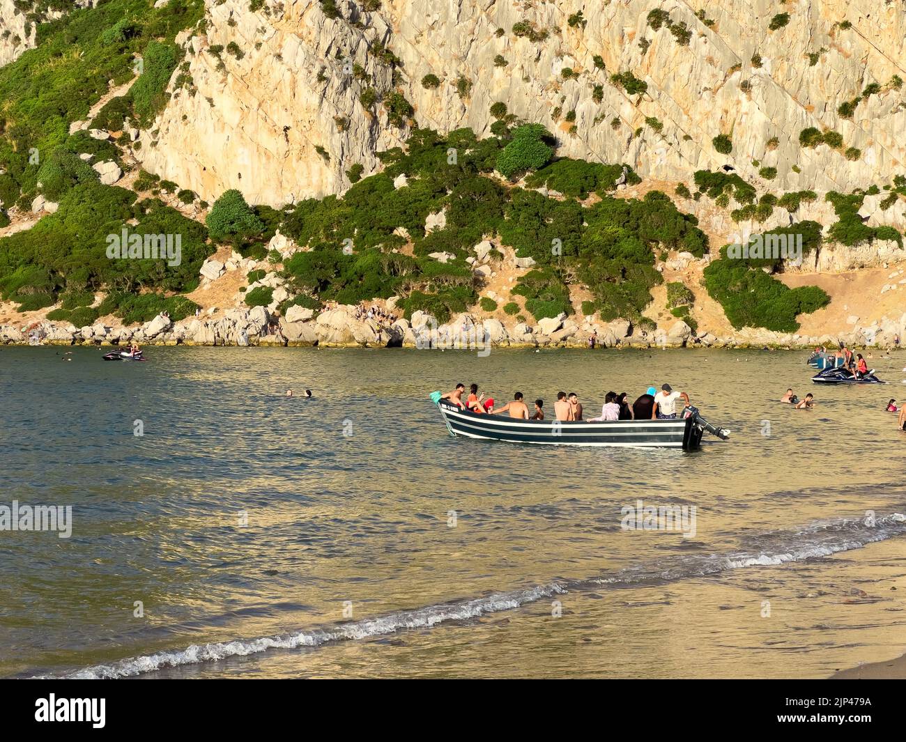Eine Gruppe von Menschen genießen ihren Sommerurlaub am Strand Stockfoto