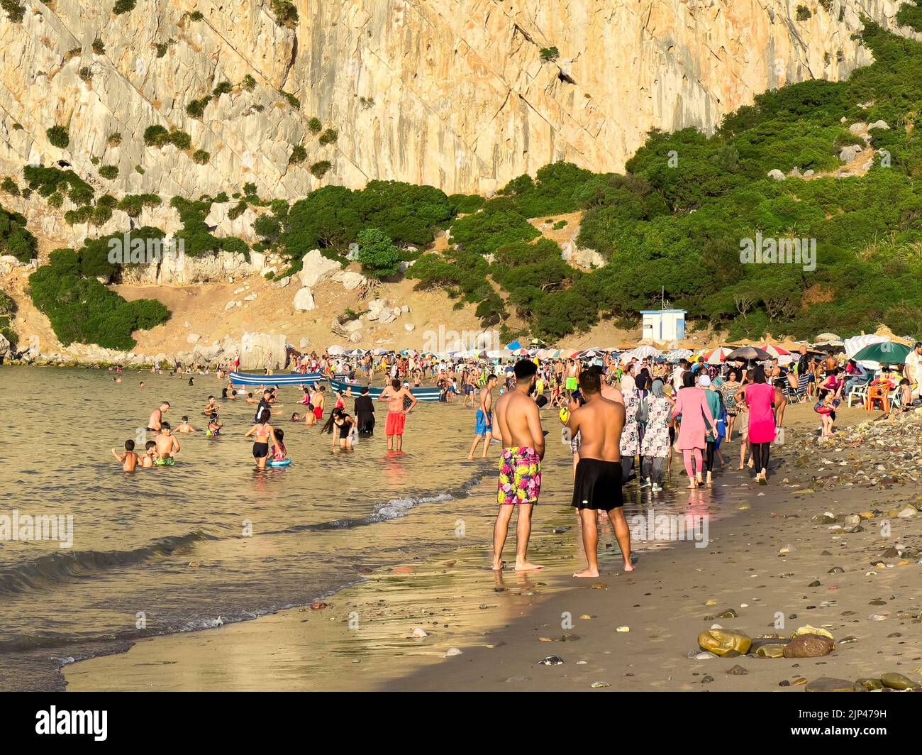 Eine Gruppe von Menschen genießen ihren Sommerurlaub am Strand Stockfoto