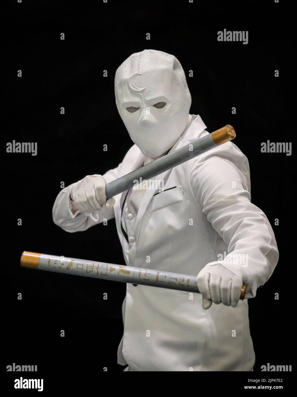 Cosplayer in Mr. Knight aus der Moon Knight Serie Kostüm, Besucher auf der Comic Con London, England, UK Stockfoto
