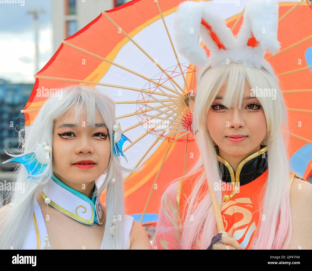 Zwei junge asiatische Frauen posieren als Jia Luo (l) und Gongsun Li (r), Charaktere aus King of Glory (Honor of Kings), Comic Con London Stockfoto