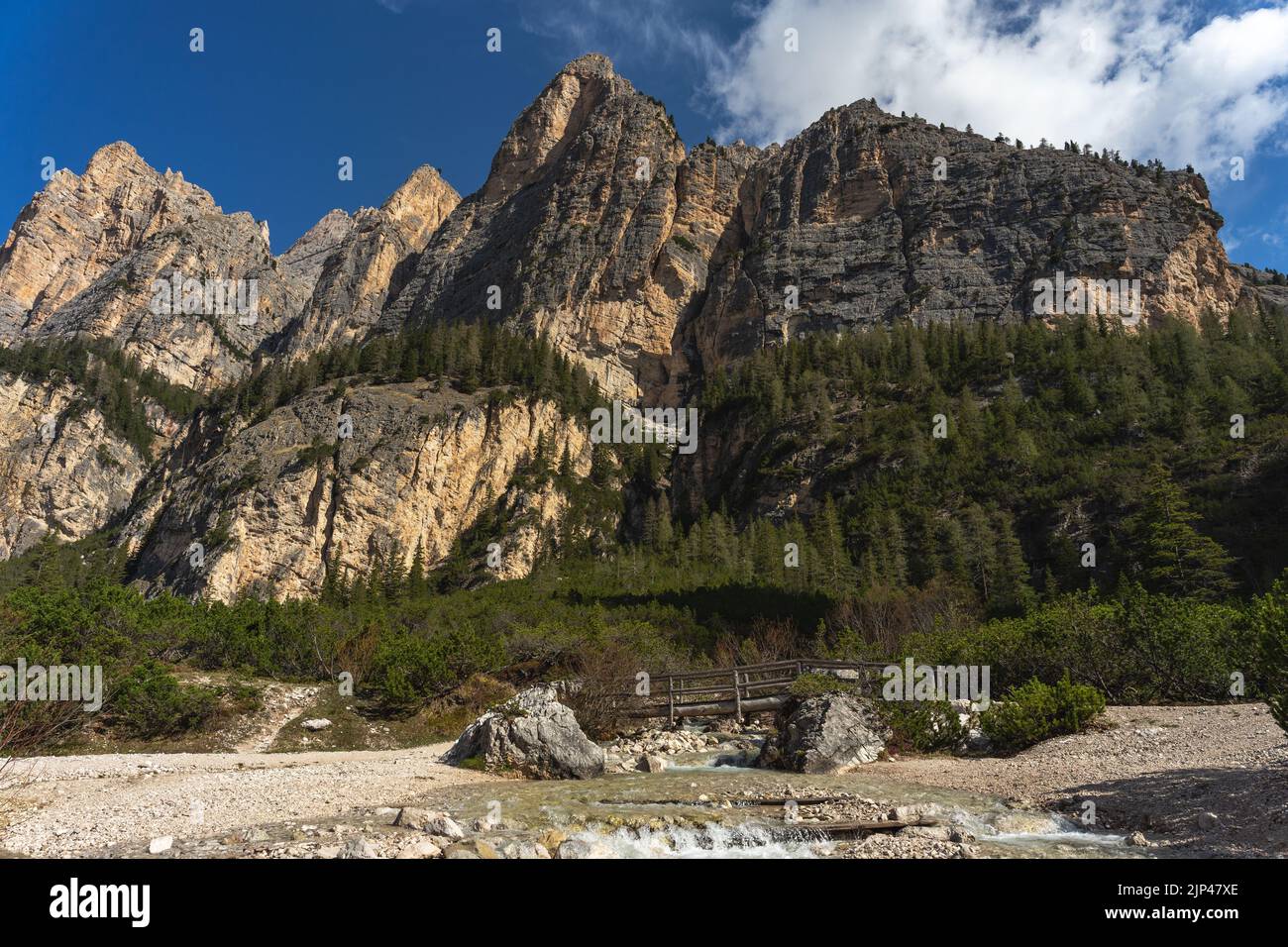 Frühmorgens Sommerbergszene in den Alpinen Dolomiten. Ruhiger Valparola Pass und kleine Brücke über den Fluss, Italien. Stockfoto