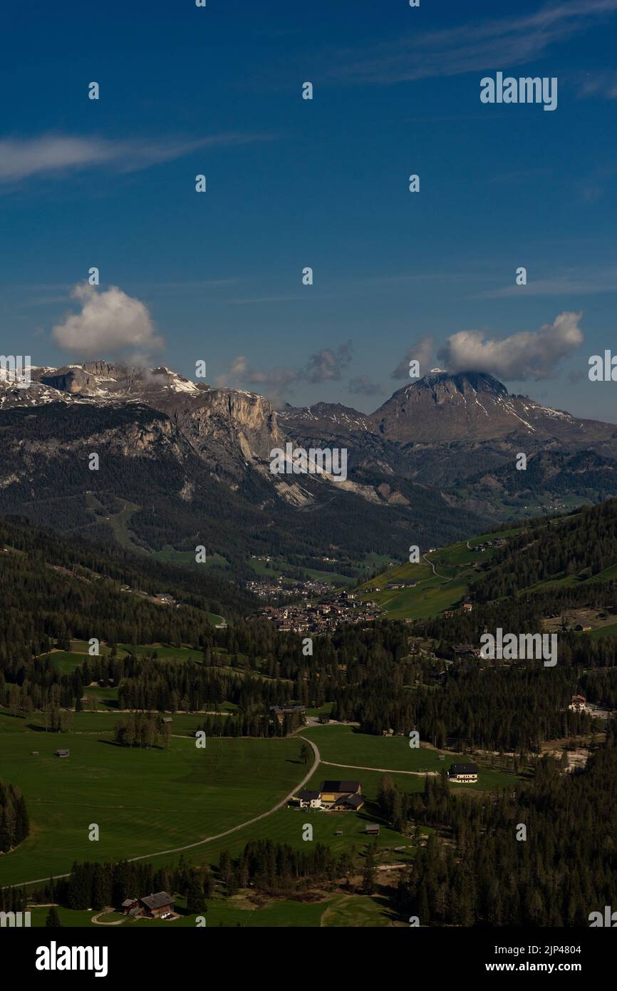 Am frühen Morgen Sommer alpine Dolomiten Berglandschaft. Friedlicher Valparola Pass, grünes Tal und kleines Dorf. Eine malerische Kulisse für Reisen. Stockfoto