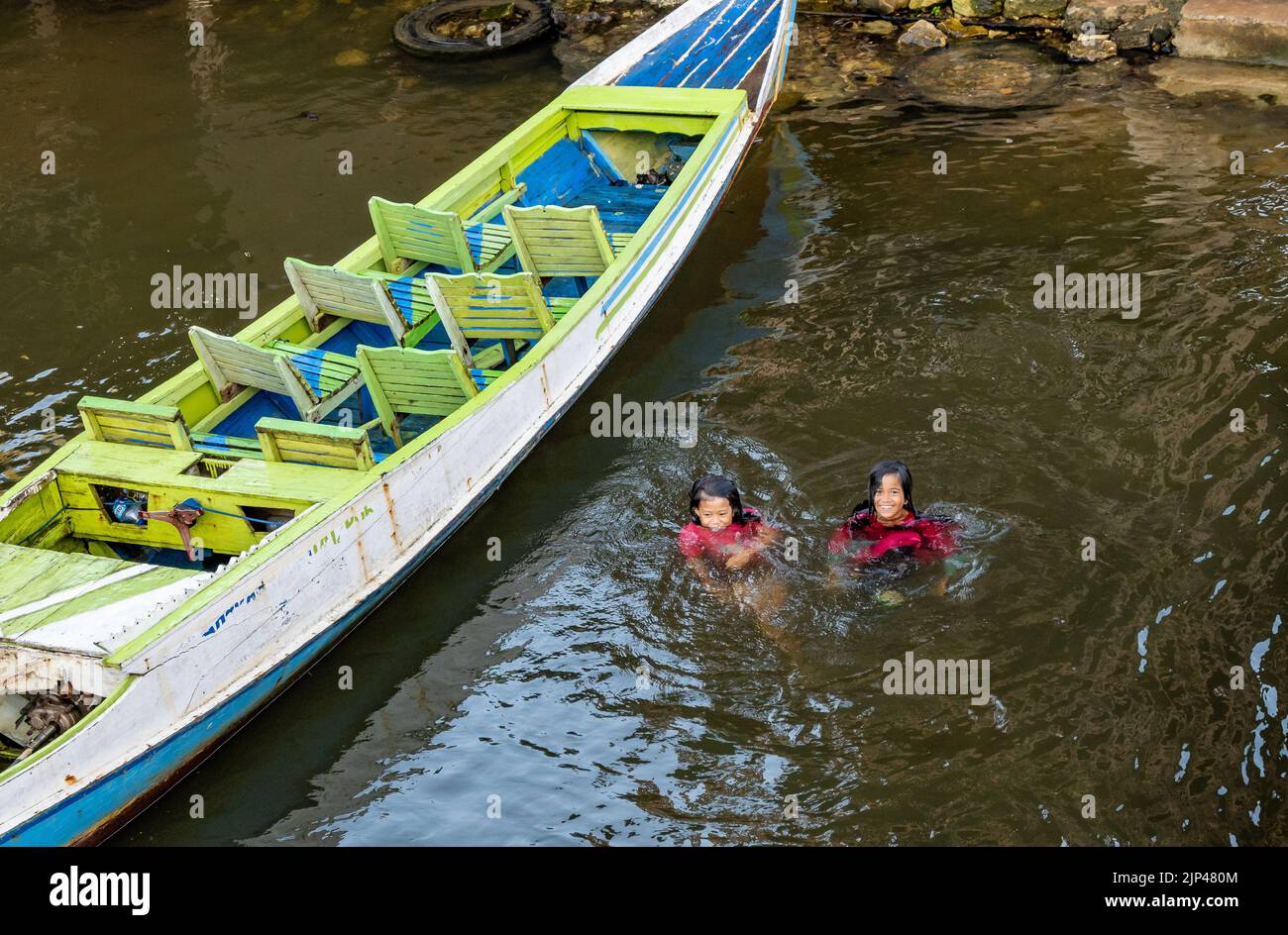 Zwei junge Mädchen spielen im Fluss. Kampoeng Karst Rammang Rammang, Sulawesi, Indonesien. Stockfoto