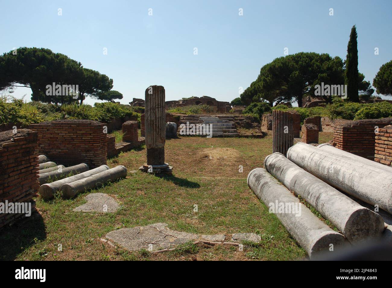 Die Ruinen in Ostia Antica archäologische Stätte in Rom Italien bei Tageslicht mit Bäumen im Hintergrund Stockfoto