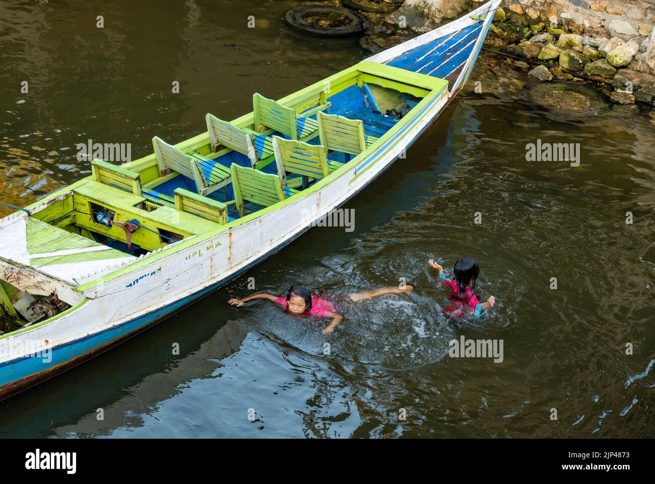 Zwei junge Mädchen spielen im Fluss. Kampoeng Karst Rammang Rammang, Sulawesi, Indonesien. Stockfoto