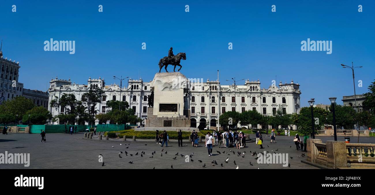 San Martín Platz mit Denkmal / Plaza San Martín con estatua ecuestre / Lima, Perú Stockfoto