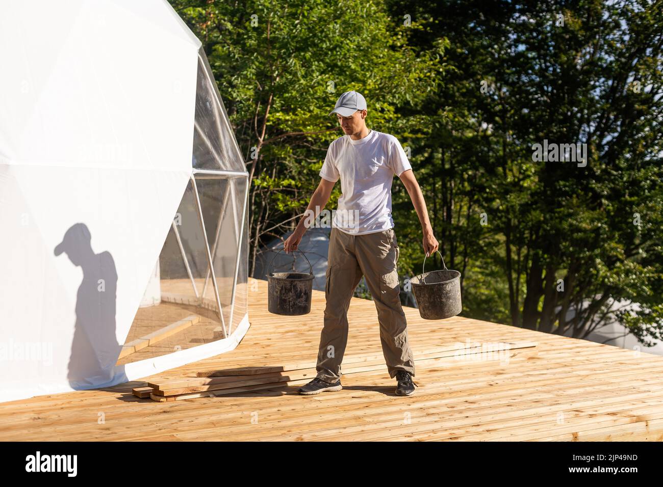 Der Meister baut die Kuppel. Außen kugelförmige Glamping-Kuppel. Hemispherische Struktur Geodätische Polyeder der Gitterschale. Camping House Hotel Partyzelt Stockfoto