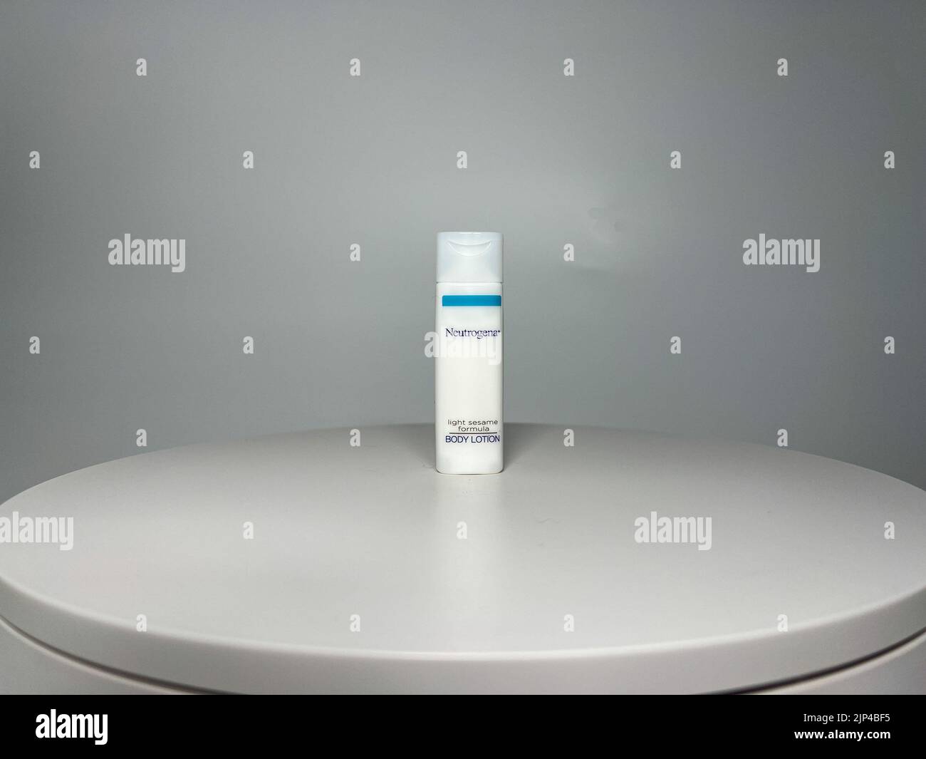 Orlando, FL USA - 4. August 2022: Eine Flasche Neutrogena Light Sesam Bodylotion auf weißem Grund. Stockfoto