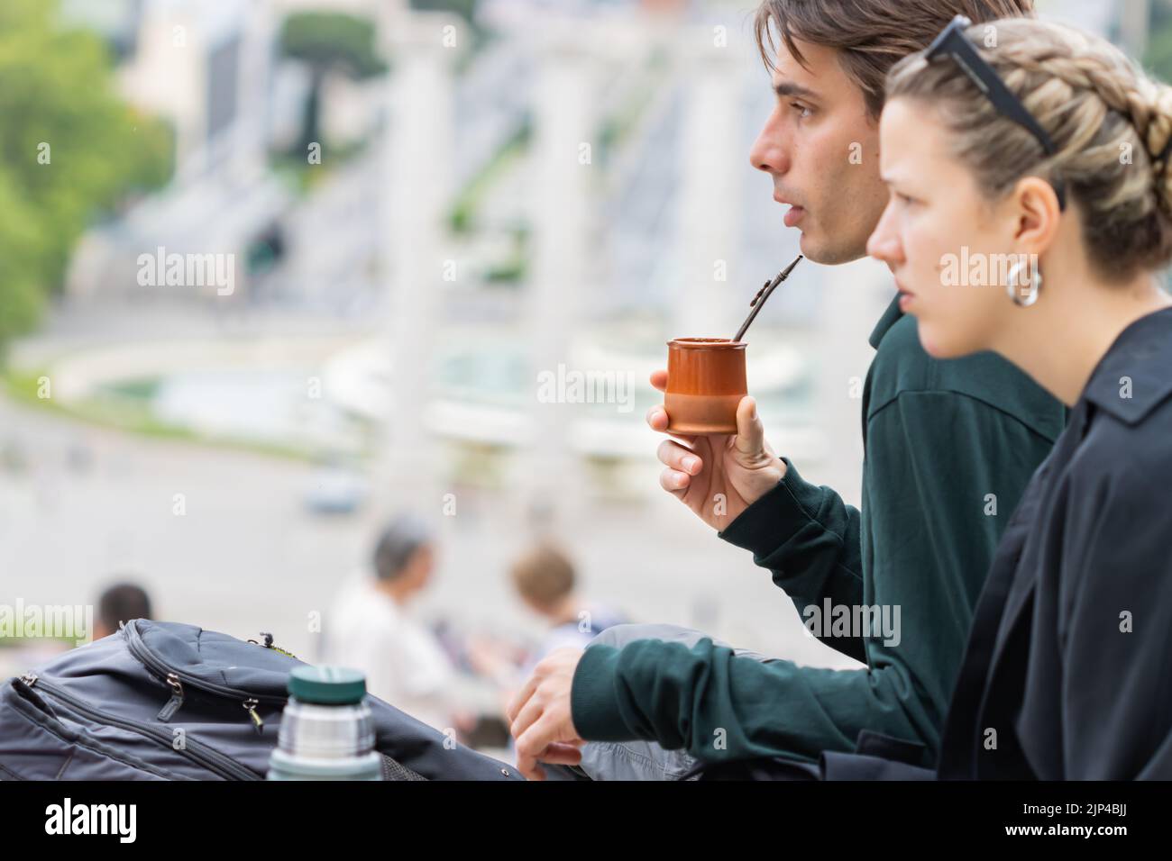 Barcelona, Spanien - 2. Mai 2022: Paar trinkt Mate am Montjuic Aussichtspunkt in Barcelona, selektive Annäherung an die Partnerhand. Stockfoto
