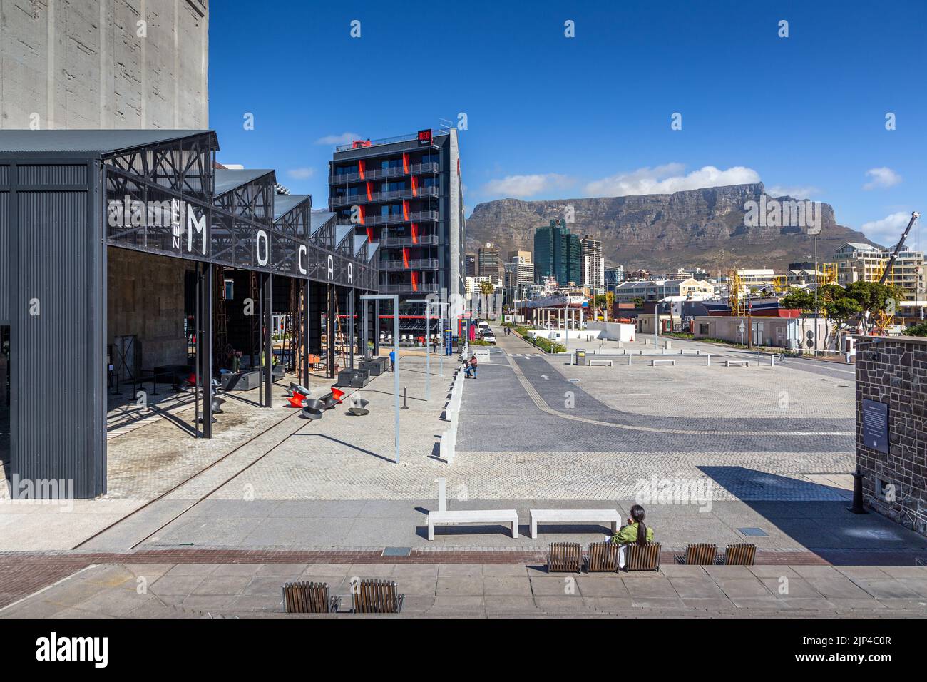 Haupteingang des Zeitz Museum of Contemporary Art Africa Building in Kapstadt, Südafrika. Stockfoto