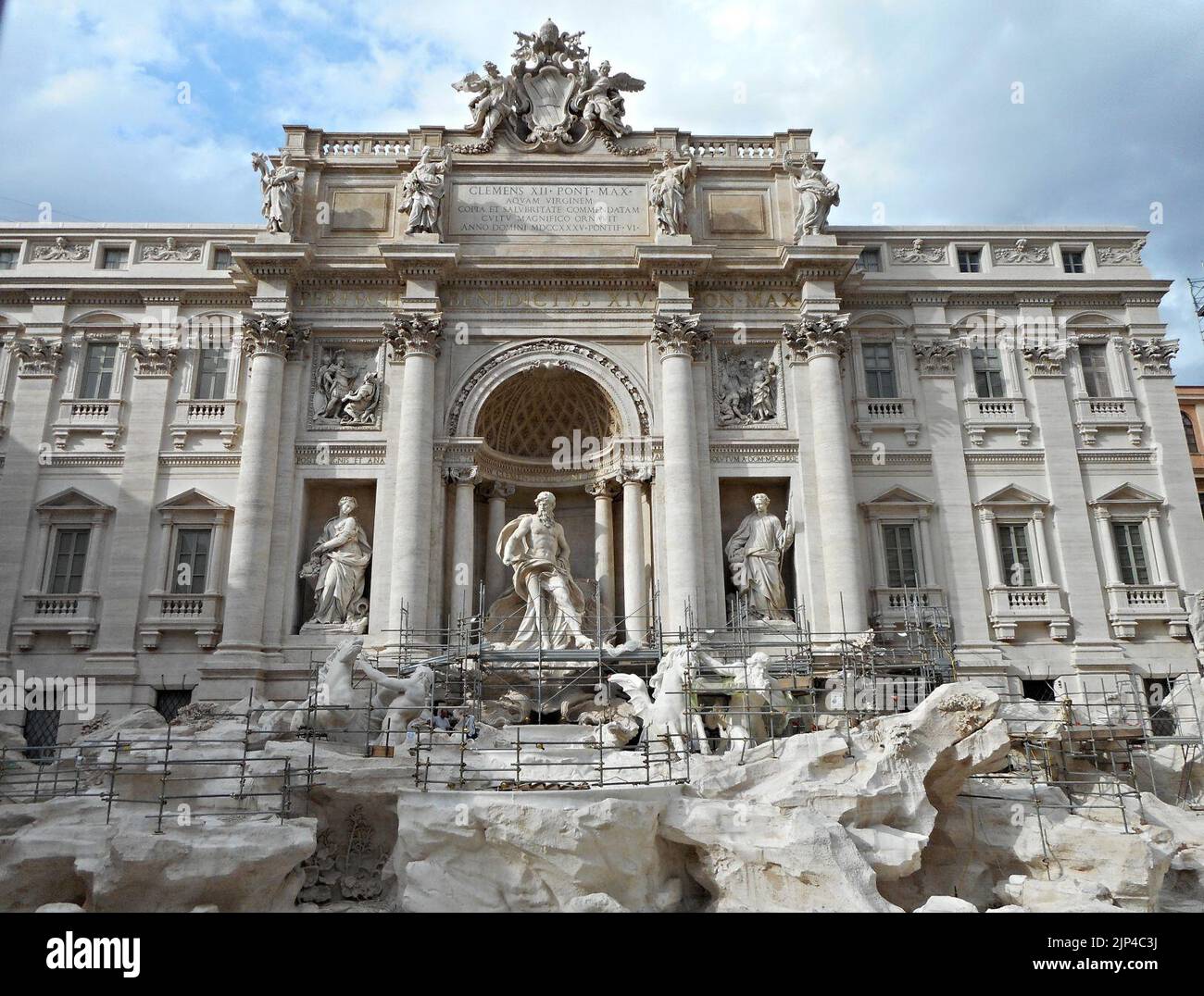 Trevi-Brunnen (1732-1762) in Restaurierung - Rom - Architekt Nicola Salvi; Statuen ''Ocean'' von Pietro Bracci (1762); ''Abundance'' (links) und ''Healthiness'' (rechts) von Filippo Valle (22583768346) Stockfoto