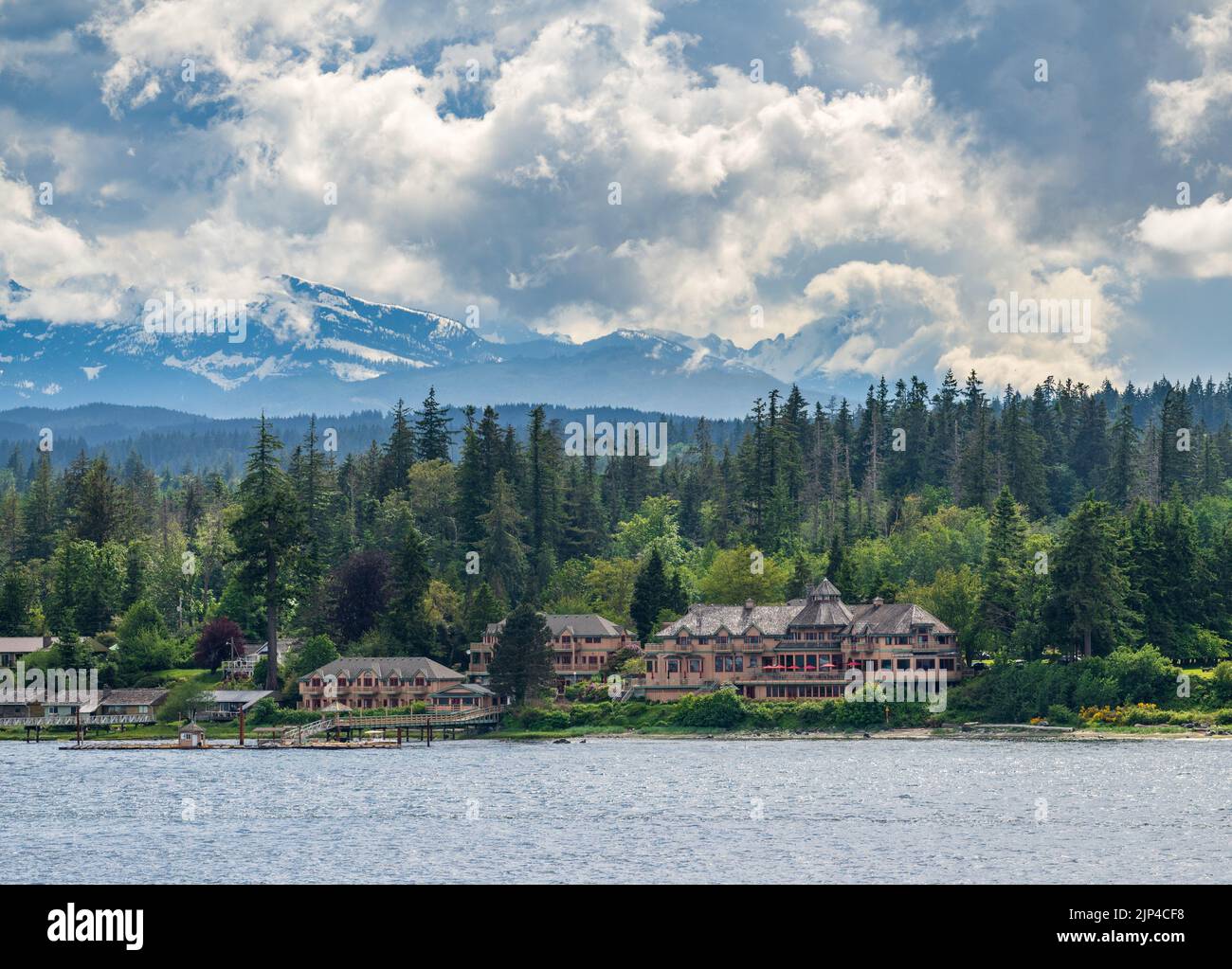 Campbell River, BC - 11. Juni 2022: Painers Lodge Hotel mit Golden Hinde Bergen im Hintergrund Stockfoto