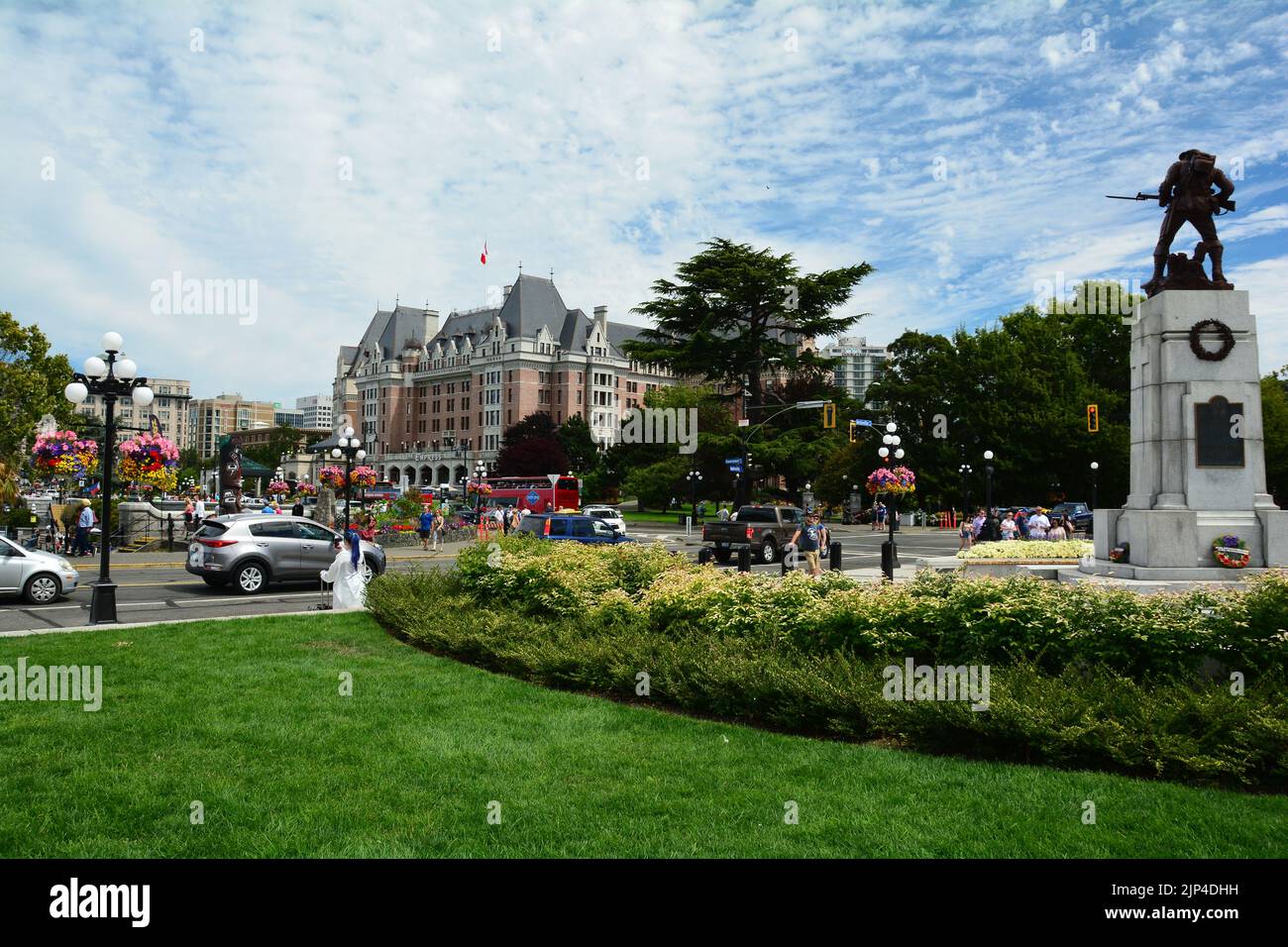 Das berühmte Empress Hotel in Victoria BC, Kanada, wurde vom parlamentarischen Rasen aufgenommen. Kommen Sie nach Victoria und erkunden Sie meine Stadt. Stockfoto