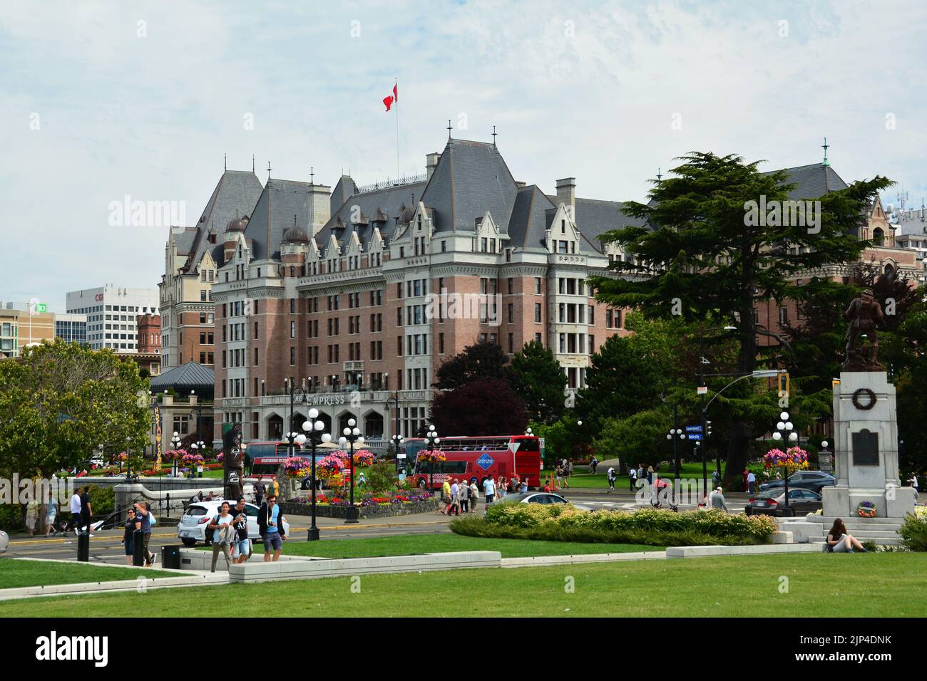 Das berühmte Empress Hotel in Victoria BC, Kanada, wurde vom parlamentarischen Rasen aufgenommen. Kommen Sie nach Victoria und erkunden Sie meine Stadt. Stockfoto