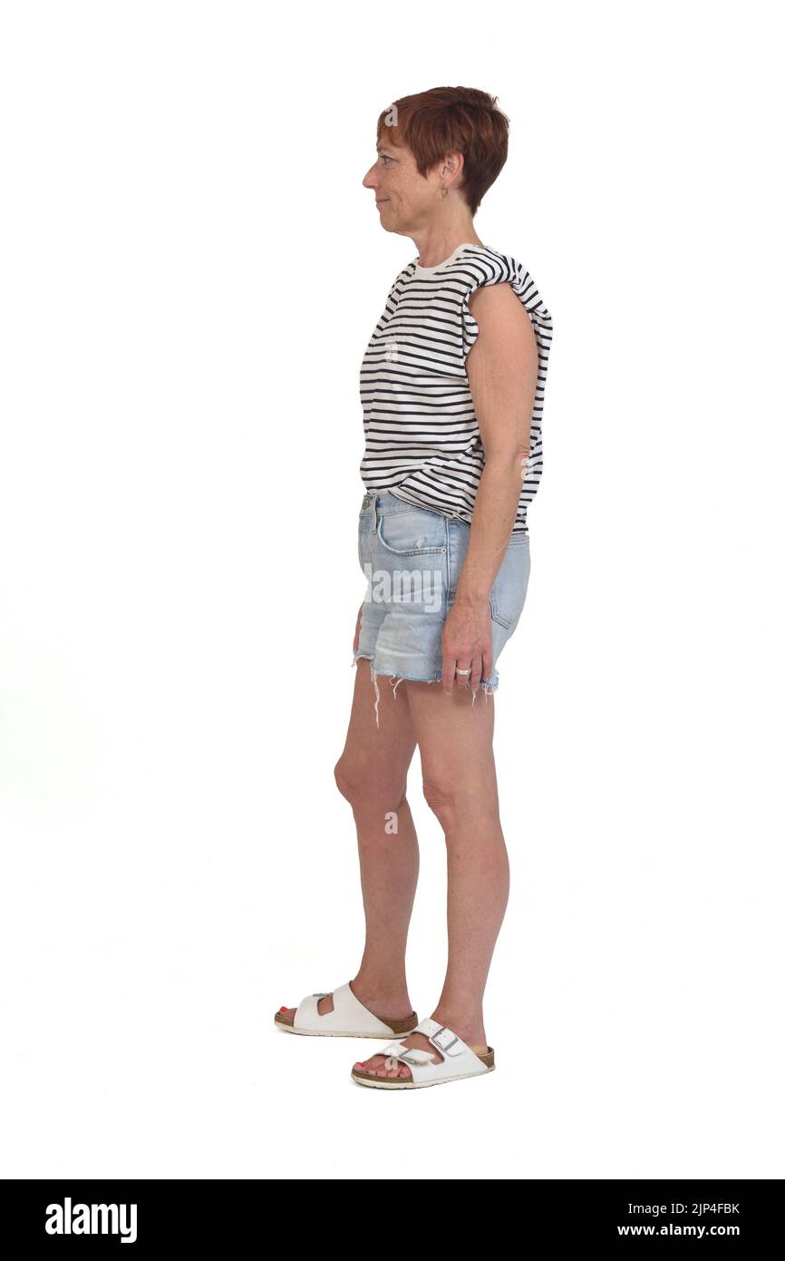 Seitenansicht eines Vollportraits einer Frau mittleren Alters auf weißem Hintergrund Stockfoto