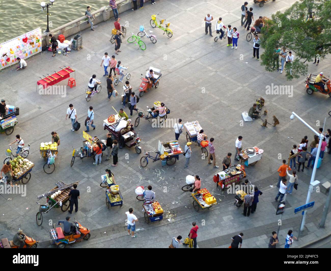Guangzhou, China - November 6. 2013: Informeller Marktbuden entlang des Pearl River mit Kunden Stockfoto