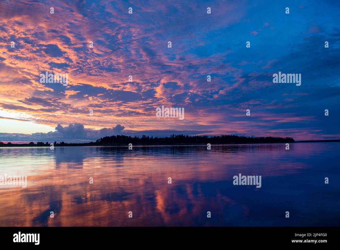 13. August 2022. 7:50pm Uhr. Casco Bay bei Sonnenuntergang. Stockfoto