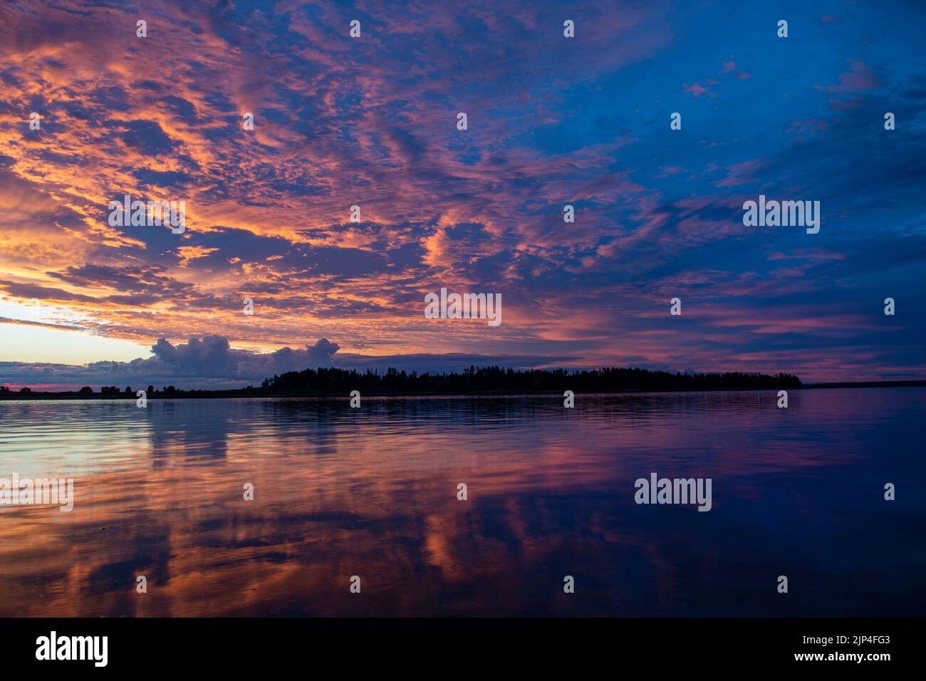 August 13, 2022,7:50:11pm. Sonnenuntergang in der Casco Bay von Barnes Island. Whaleboat Island in der Mitte. Stockfoto