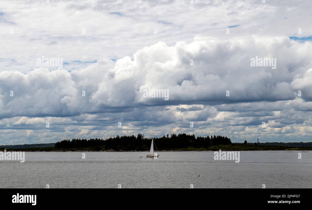 13. August 2022. 10:46am Uhr. Casco Bay. Segelboot vor Whaleboat Island. Stratokumuluswolken. Stockfoto