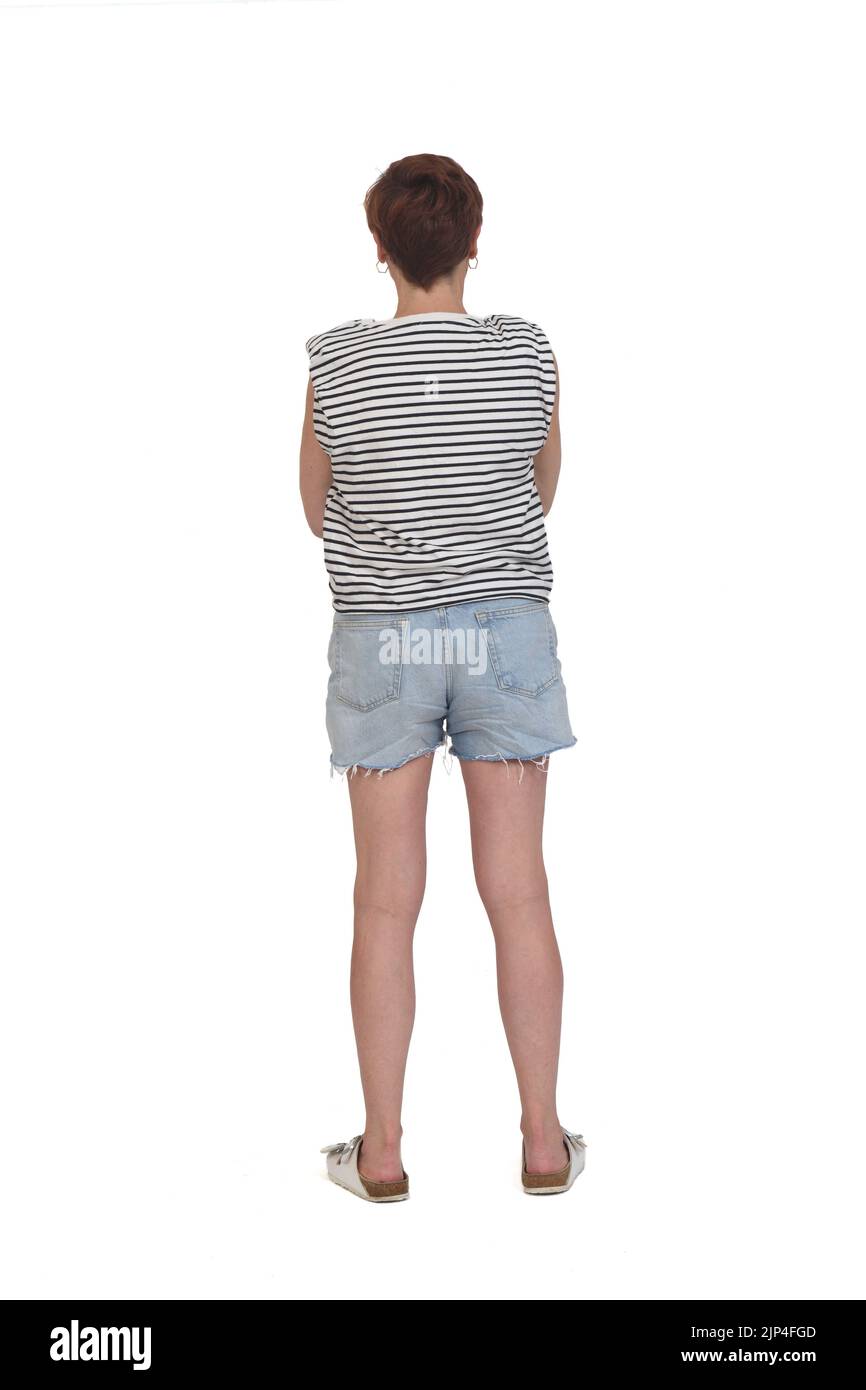 Rückansicht Ganzkörperporträt einer Frau in Sommerkleidung Arme auf weißem Hintergrund gekreuzt Stockfoto