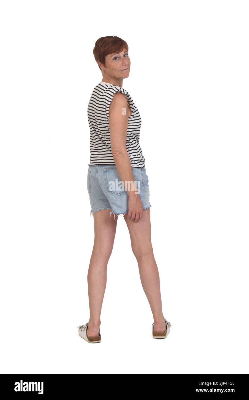 In voller Länge Porträt einer Frau in Sommerkleidung Drehen auf weißem Hintergrund Stockfoto