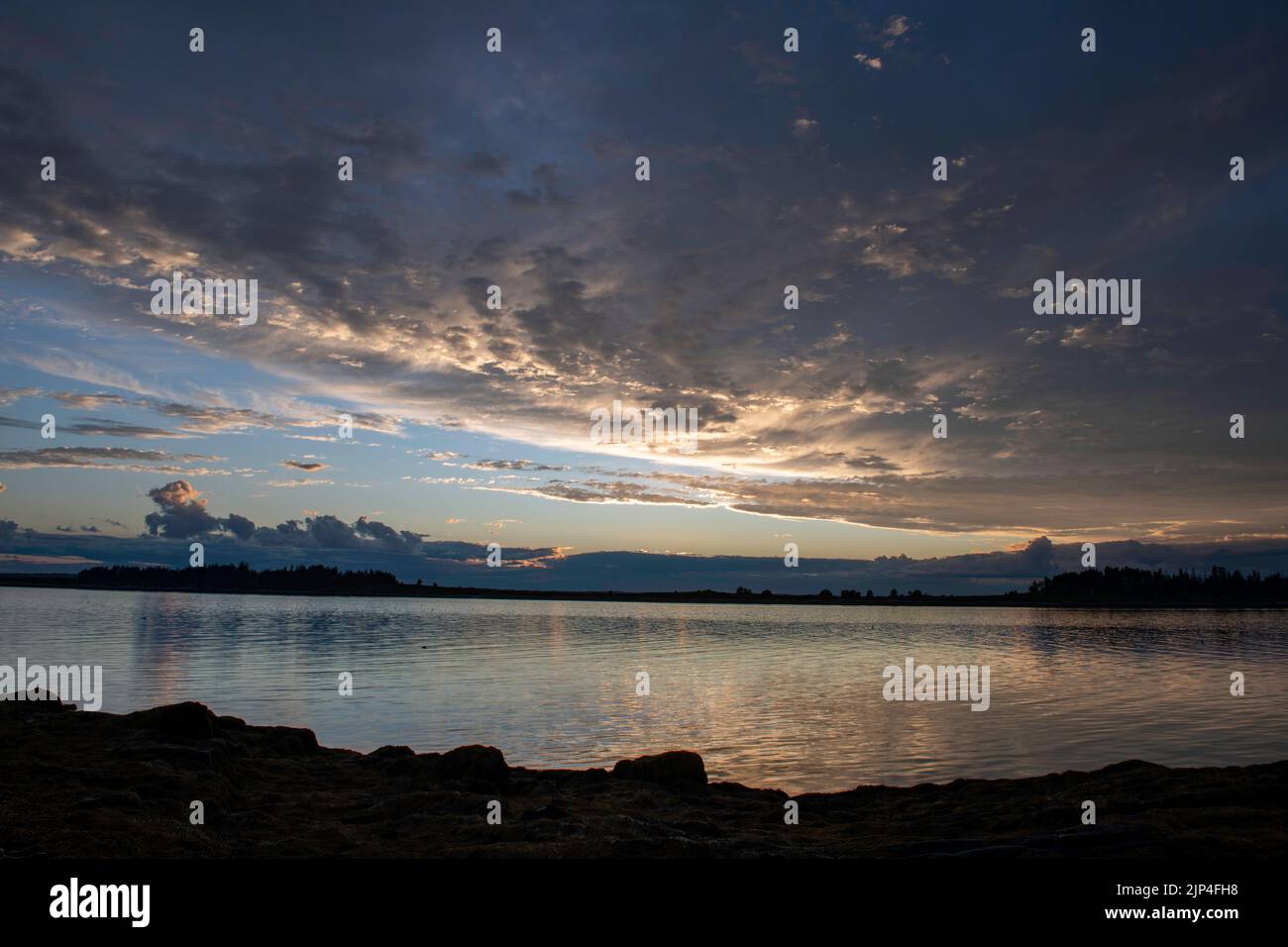 August 13, 2022,7:33m Uhr. Blick auf die Casco Bay vor Sonnenuntergang von Barnes Island. Whaleboat Island in der Mitte. Stockfoto