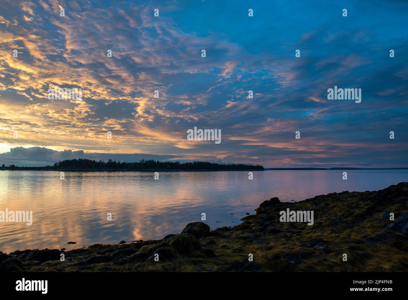 August 13, 2022,7:44 Uhr. Casco Bay bei Sonnenuntergang von Barnes Island. Whaleboat Island in der Mitte. Stockfoto